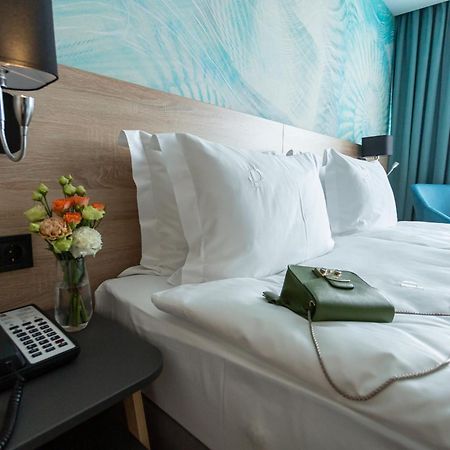 Premier Hotel Odessa Bilik gambar A telephone in a hotel room