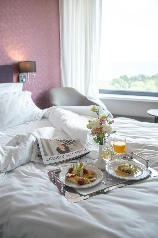 Premier Hotel Odessa Luaran gambar Room service