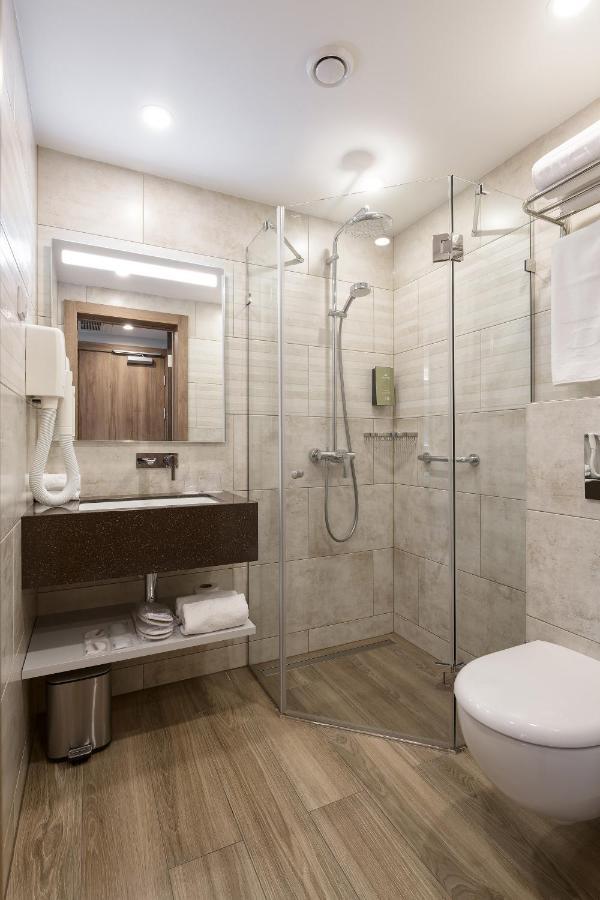 Premier Hotel Odessa Luaran gambar A shower cubicle