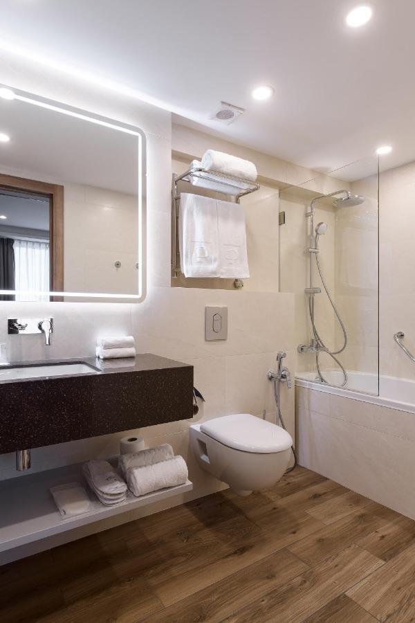 Premier Hotel Odessa Luaran gambar Bathroom