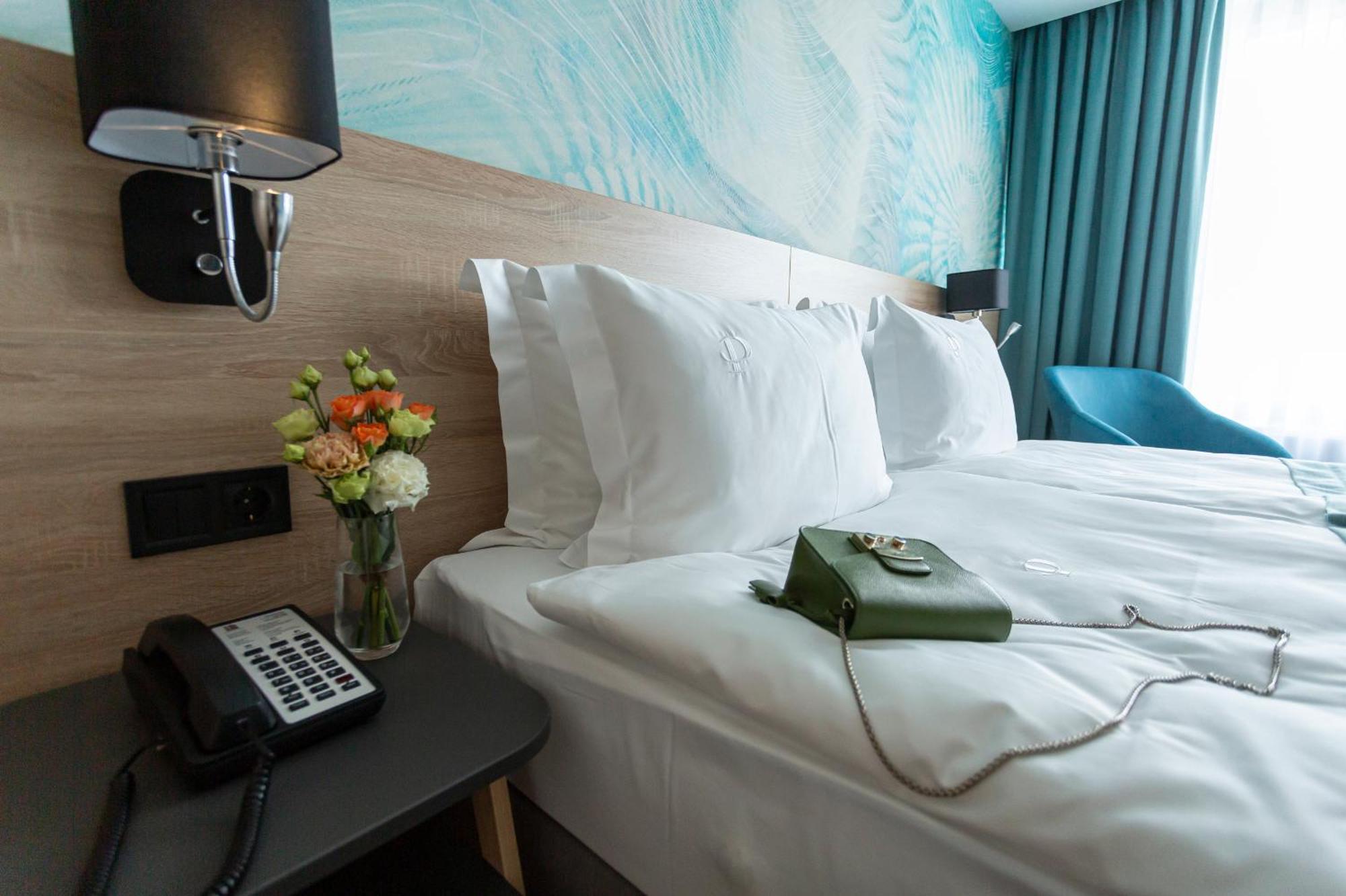 Premier Hotel Odessa Bilik gambar A telephone in a hotel room